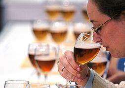 Una joven participa en una cata de cerveza. :: EFE/