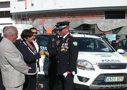 El jefe de la Policía Local, en un acto con la ex alcaldesa de IU, Toñi Claros, en octubre de 2009. / E. CABEZAS/