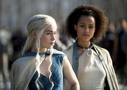 Emilia Clarke (izquierda) Nathalie Emmanuel en una escena de la serie 'Juego de tronos'.:: Canal +/