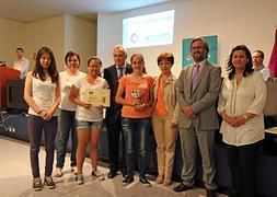 Alumnos premiados, con autoridades en la ceremonia de entrega de premios. SUR/