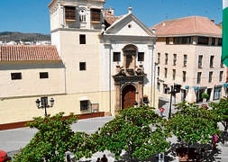 El Ayuntamiento estudia peatonalizar la plaza de las Carmelitas, en pleno centro de Vélez. :: A. P./