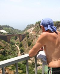 VISITAS. Los viajeros se detienen en el lugar a diario. /J. DE NERJA/