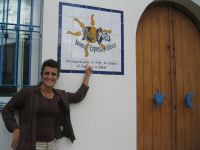 EXPRESAR. Zea señala el cartel en la puerta del centro. / C.R./