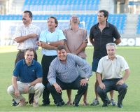 AMIGOS. Jose (agachado en el centro), con ex compañeros. / S. SALAS/