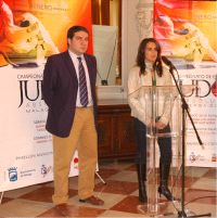 ACTO. Elías Bendodo e Isabel Fernández, en la presentación. / SUR/