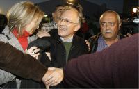 ALEGRÍA. El alcalde recibió las felicitaciones de los vecinos a su salida de los juzgados. / SALVADOR SALAS/