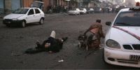 VÍCTIMAS. Dos heridos yacen en la calle tras la explosión registrada ayer en el barrio de Fida, en Casablanca. / REUTERS/