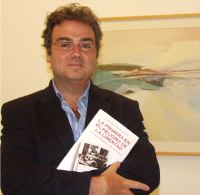 AUTOR. Leonardo Cervera presenta hoy su obra. / FERNANDO GONZÁLEZ/