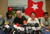 IZQUIERDA 'ABERTZALE'. Jone Gorizelaia, ayer, durante la presentación de la lista por Bilbao. / I. PÉREZ/