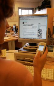 OPCIONES. La página se puede actualizar a través del ordenador, un SMS o servicios de IM./