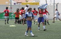 CONTRASTE. Jéssica muestra su decepción tras el choque, con las rivales de fiesta. / ANTONIO SALAS/