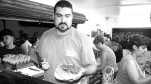 CAMPERO. Manuel Pérez, de la bocatería La Paloma, con un bocadillo 'campero' recién salido de la plancha. / SUR/