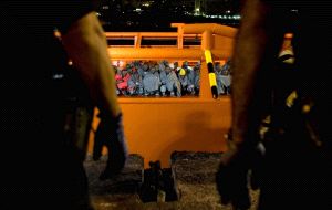 CANARIAS. Traslado de un grupo de inmigrantes. / AP/