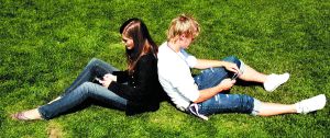 ENCUENTRO CON LA PALABRA. Los jóvenes leen poco, pero en el uso de las nuevas tecnologías es donde más trabajan con los textos, eso sí, simplifican al máximo./