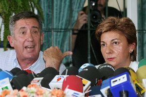 APARICIÓN. Dolores Vázquez, con su abogado Pedro Apalategui, en la rueda de prensa que ofreció tras conocerse la detención de King por el asesinato de la joven de Mijas. / ARCHIVO/