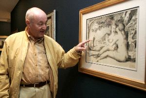PASIÓN. Pierre Ghêne señala uno de los dibujos que ha cedido para el montaje./