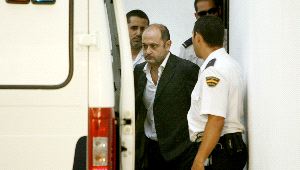 ARRESTO. El presidente de Aifos, Jesús Ruiz Casado, a su salida de los juzgados en 2006. / J-LANZA/