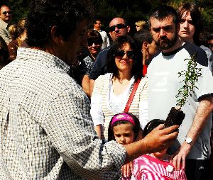TEORÍA. Ricardo Ugarte, técnico de Obimasa, explica las características de cada árbol./