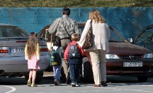 PADRES CONTRA PADRES. Los progenitores descontentos contratan a detectives para demostrar que algunas familias cometen fraude./