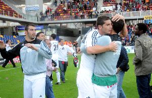 ALEGRÍA. Los jugadores del Ceuta se abrazan una vez lograda la clasificación. / XAN XIADAS. GECA SPORT/