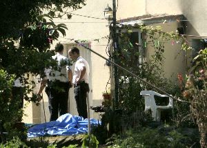EN EL LUGAR. Los agentes recaban pesquisas en la vivienda donde la joven fue asesinada. / EFE/