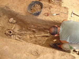 APOYO. Durante el verano, voluntarios colaboran en la exhumación de restos. / M. A. BARRANQUERO/ PDS/