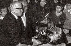 ARQUITECTO. Fernando Garrido con una maqueta de la escuela de Artes y Oficios en una imagen de archivo. / CEDIDA/