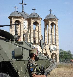 GUARDIÁN. Un legionario vigila a su alrededor./