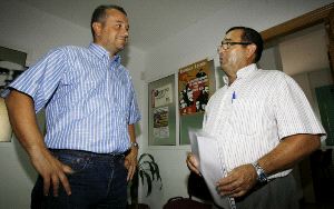 APOYO. Castro (IU), y el presidente de Akima. / SALVADOR SALAS/