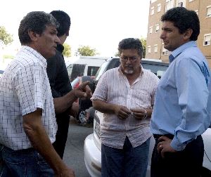 ESPERA. Juan José Cortes atiende a su padre. / EFE/