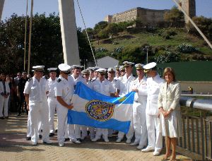 HOMENAJE. Miembros de la Armada, con la bandera de Fuengirola. / SUR/