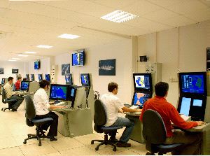 LABORATORIO. En Faba se desarrollan las consolas con las que se gobierna el buque. / SUR/