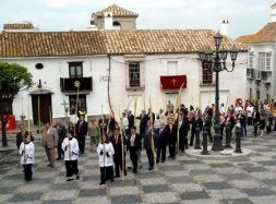 La procesión, a su entrada en la plaza de la Iglesia. /SUR El alcalde de San Roque, Fernando Palma, durante el recorrido. /SUR/