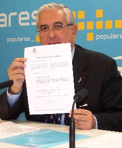 PP. Antonio Gutiérrez muestra la solicitud de información cursada el 29 de abril. / V. GARCÍA/