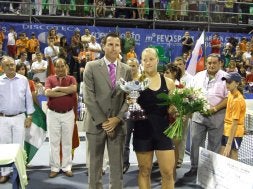 Angelique Kerber recibió el trofeo de manos de Ignacio Rodríguez. / SUR/