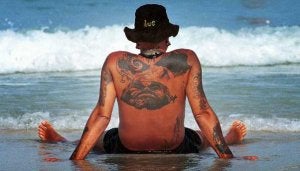 Una persona recién tatuada no puede ir ni a la playa ni a la piscina durante un mínimo de 15 días. / SUR/