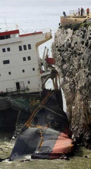 Se partió en dos frente a las costas de Gibraltar. / EFE/