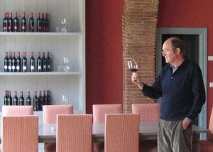 El productor José Antonio Itarte, analizando uno de sus caldos./ SUR/