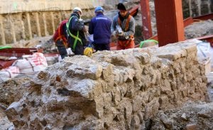 Gran muro de sillares de arenisca, de época romana, que se integrará en el falso túnel que dará acceso al área expositiva del sótano del museo. ::
ÁLVARO CABRERA/