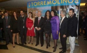 Los componentes de La Década Prodigiosa, con el alcalde de Torremolinos, Pedro Fernández Montes, y las concejalas de Turismo y Cultura. :: E. NIETO/