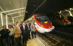 Urquijo, en la estación Centro-Alameda, junto al Civia procedente de Álora. :: ÁLVARO CABRERA/