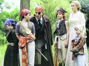 Jonnhy Depp y Kate Winslet, en un fotograma de 'Descubriendo nunca jamás'. ::
SUR/