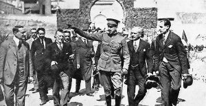 1921. Alfonso XIII visitó varias obras, entre ellas las del futuro Hotel Miramar. ::
SUR/