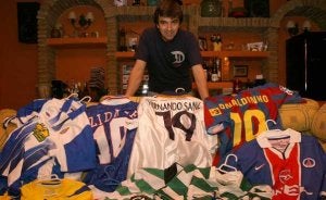 Giráldez Carrasco, con parte de su colección de camisetas, entre las que se ven las de Zidane, Fernando Sanz y Ronaldinho. ::
ÁLVARO CABRERA/
