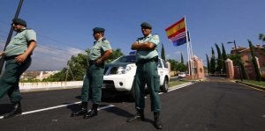Agentes de la Guardia Civil vigilan desde ayer los accesos al complejo hotelero donde se hospedará la familia. :: JOSELE-LANZA/