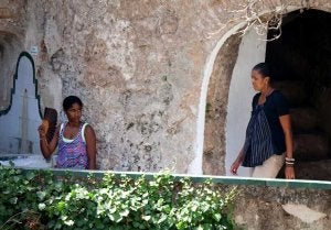 La pequeña Sasha se abanica ante la mirada de su madre en uno de los balcones de la Casa del Rey Moro. :: ANTONIO SALAS/