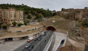 Sobre la boca del túnel se hicieron unos primeros movimientos de tierra que llevan un año parados. :: A. SALAS/