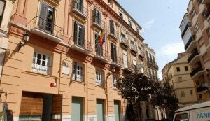 El mesón se encuentra tras este bello edificio de Cirilo Salinas y tiene el acceso a través de un largo pasadizo que se abre tras la puerta principal. ::
FOTOS: SALVADOR SALAS/