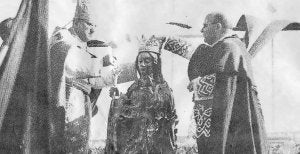 Acto. El nuncio en España, monseñor Cicognani, y el obispo Santos Olivera, en el momento de la coronación. ::
SUR/