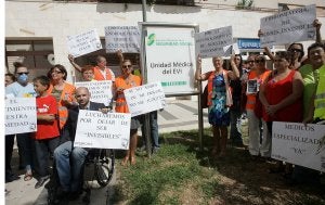 La concentración se realizó junto al Instituto Nacional de la Seguridad Social. ::
JUAN ANTONIO PORTILLO/
